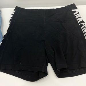 Store  -pink . Black bicker shorts yoga .size M